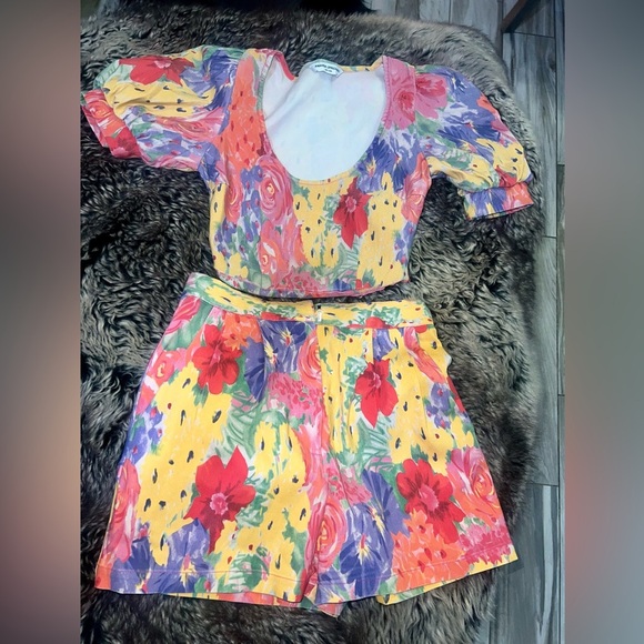 Beautiful Amanda Uprichard Floral set, top xs and shorts small - Picture 6 of 15